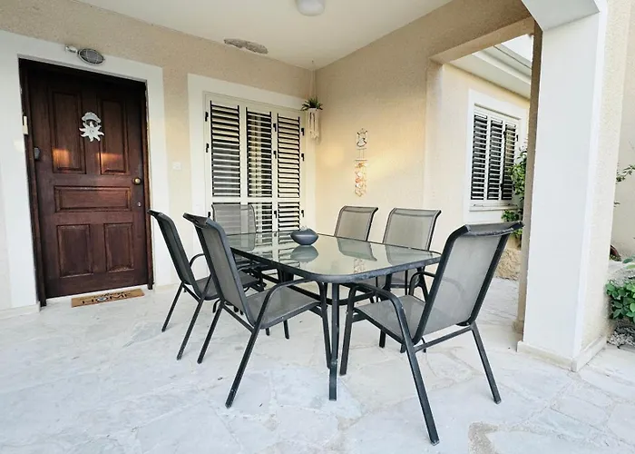 Anastasia ,150 M To Coral Bay فيلة بييا